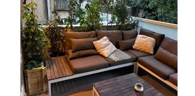 מרפסת מעוצבת עם פינת ישיבה וצמחייה